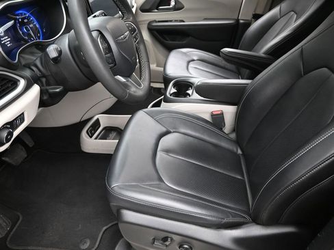 Used 2024 Chrysler Pacifica Touring-L image 18