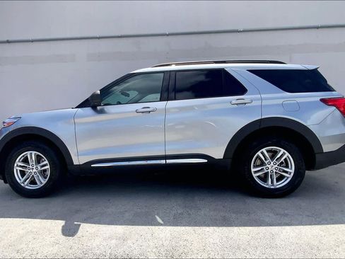 Used 2020 Ford Explorer XLT w/ Equipment Group 202A AWD/4WD image 3