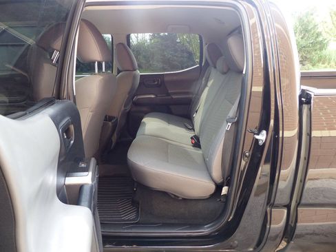 Used 2022 Toyota Tacoma SR5 AWD/4WD image 37
