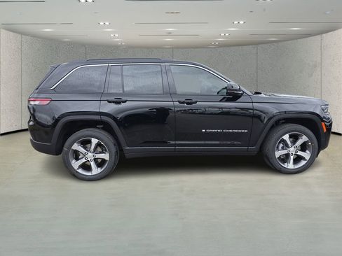 New 2026 Jeep Grand Cherokee Limited RWD image 3