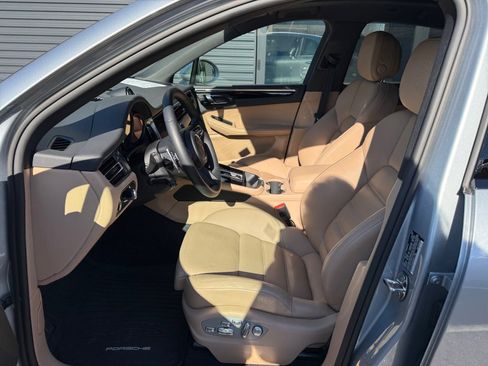 Certified 2025 Porsche Macan Turbo image 5