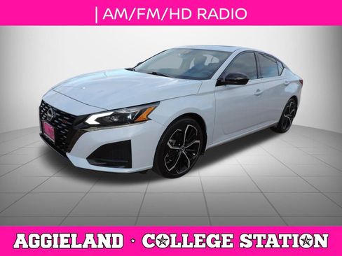 Used 2023 Nissan Altima 2.5 SR w/ SR Premium Package image 8