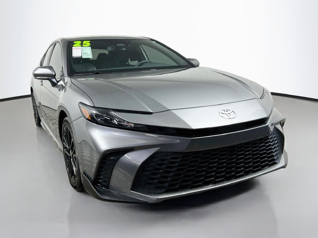 Used 2025 Toyota Camry SE FWD image 1