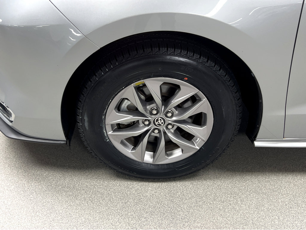 Used 2022 Toyota Sienna XLE AWD/4WD image 37