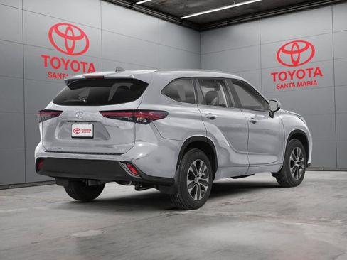 Used 2023 Toyota Highlander XLE image 2