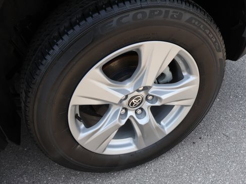 Used 2022 Toyota RAV4 XLE AWD/4WD image 36