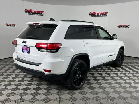 Used 2018 Jeep Grand Cherokee Laredo AWD/4WD image 3