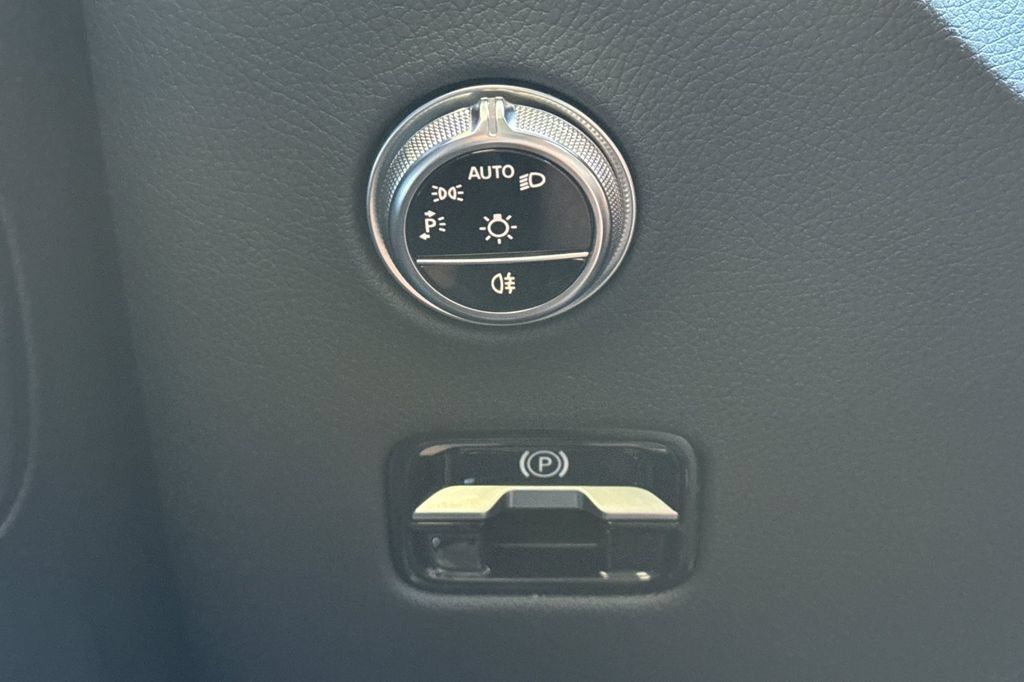 Used 2025 Mercedes-Benz GLC 350e 4MATIC image 34