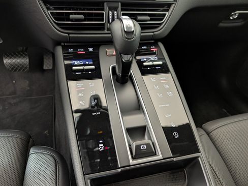 New 2026 Porsche Macan image 24