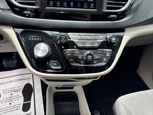 Used 2020 Chrysler Pacifica Touring FWD image 21