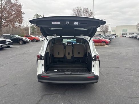 Used 2024 Toyota Sienna XLE image 8