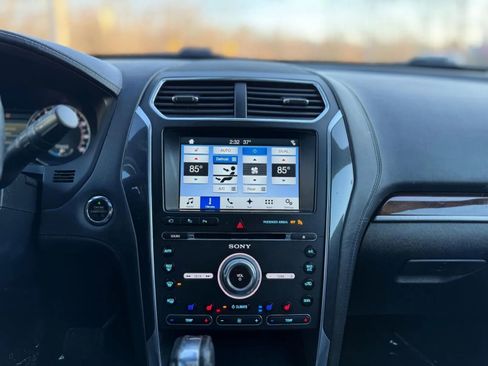 Used 2017 Ford Explorer Platinum image 26