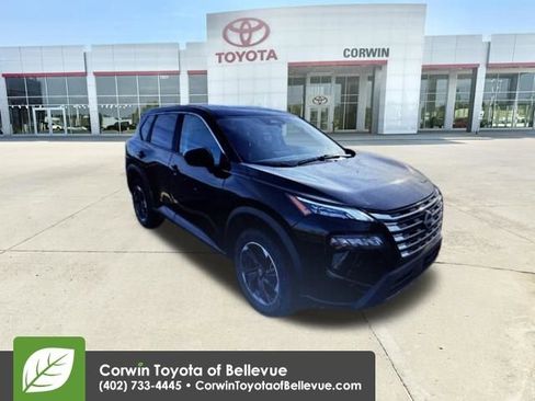 Used 2025 Nissan Rogue SV image 2