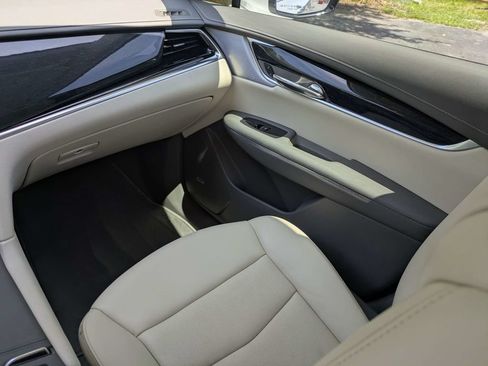 Certified 2024 Cadillac XT6 Premium Luxury w/ Technology Package FWD image 22