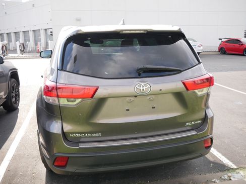 Used 2019 Toyota Highlander XLE AWD/4WD image 5