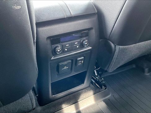 Used 2023 Chevrolet Traverse Premier image 35