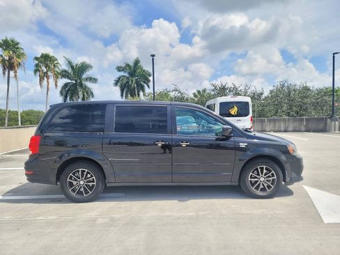 Used 2015 Dodge Grand Caravan SXT w/ Blacktop Package FWD image 5