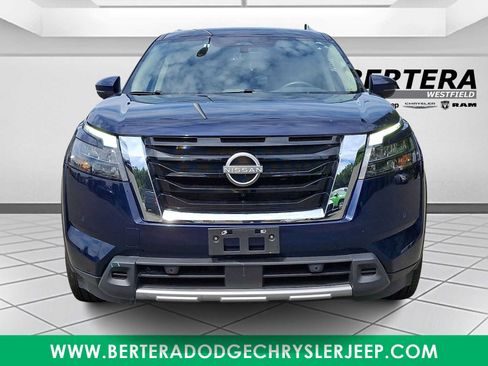 Used 2025 Nissan Pathfinder SL AWD/4WD image 2