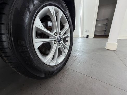 Used 2017 Ford Escape SE w/ Equipment Group 201A image 5