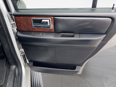 Used 2017 Lincoln Navigator Select image 26