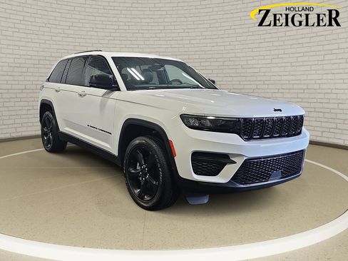 Used 2023 Jeep Grand Cherokee Altitude AWD/4WD image 3