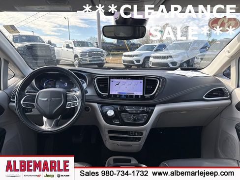 Used 2022 Chrysler Pacifica Touring-L image 42