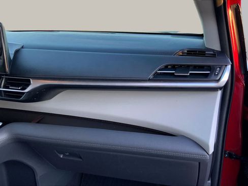 Used 2021 Toyota Sienna LE FWD image 18