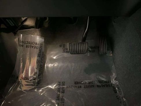 Used 2025 Volvo XC40 B5 Plus image 28