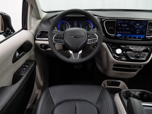 Certified 2024 Chrysler Pacifica Touring-L FWD image 26