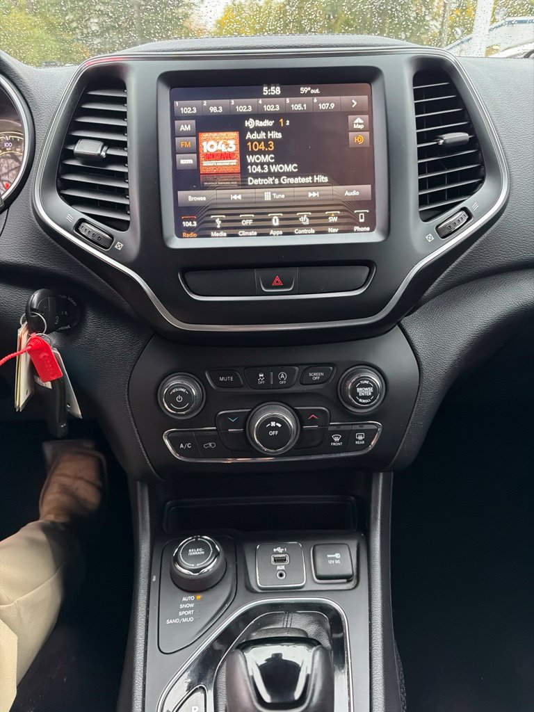 Used 2019 Jeep Cherokee Latitude w/ Cold Weather Group AWD/4WD image 21