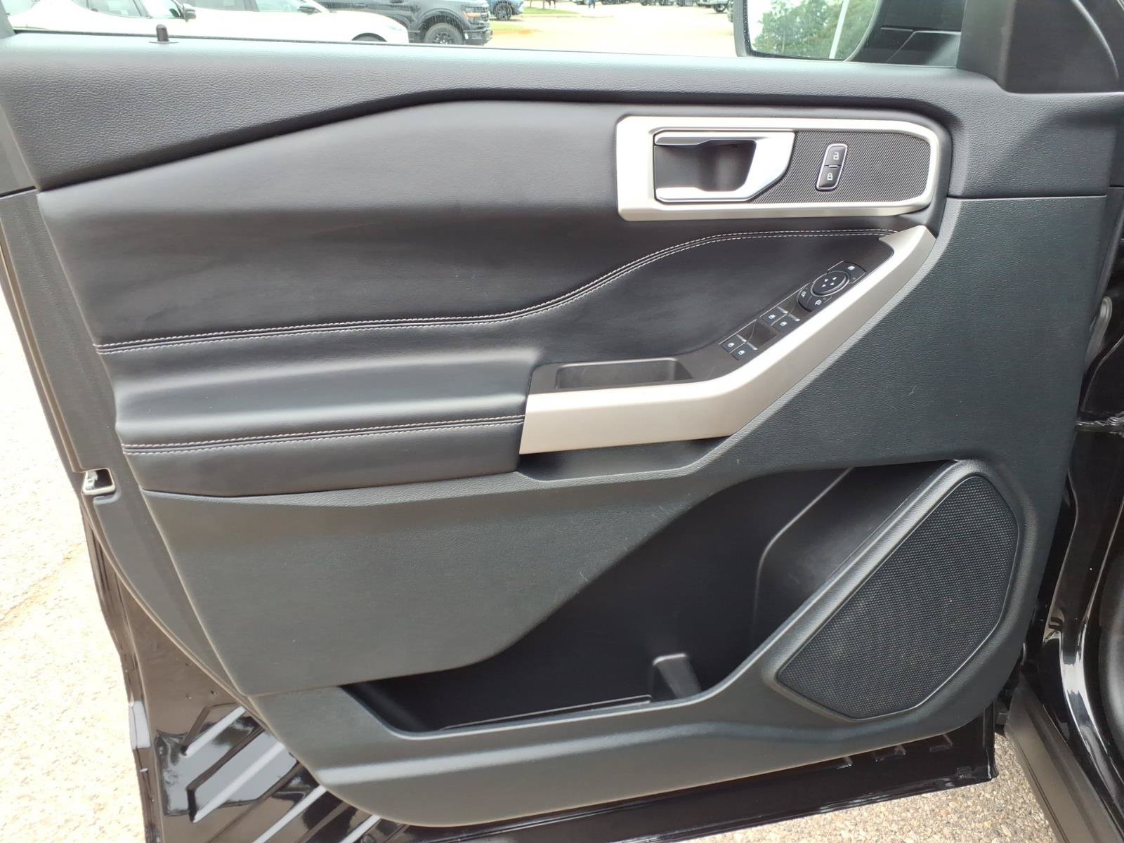 Used 2023 Ford Explorer XLT AWD/4WD image 16