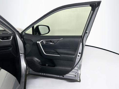 Used 2020 Toyota RAV4 XLE Premium image 34