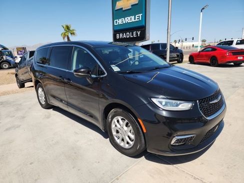 Used 2023 Chrysler Pacifica Touring-L image 2