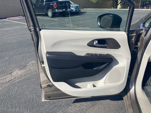Used 2018 Chrysler Pacifica LX w/ Tire & Wheel Group FWD image 7