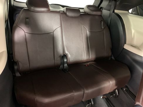 Used 2021 Toyota Sienna Platinum image 27