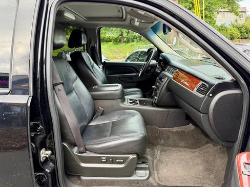 Used 2011 GMC Yukon SLT w/ SLT-2 Equipment Package AWD/4WD image 15