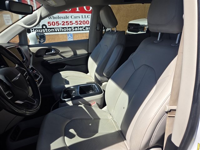 Used 2021 Chrysler Pacifica Touring-L FWD image 7