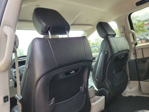 Used 2023 Chrysler Pacifica Touring-L FWD image 18
