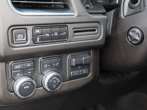 Certified 2021 GMC Yukon XL SLT w/ SLT Luxury Package AWD/4WD image 13