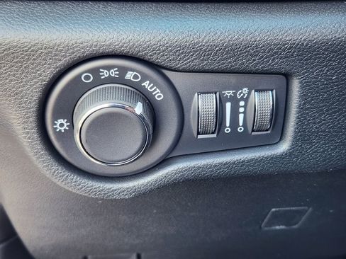 New 2026 Chrysler Voyager LX FWD image 21