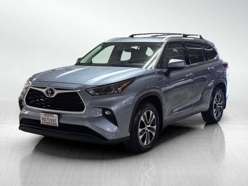 Used 2022 Toyota Highlander XLE FWD image 3