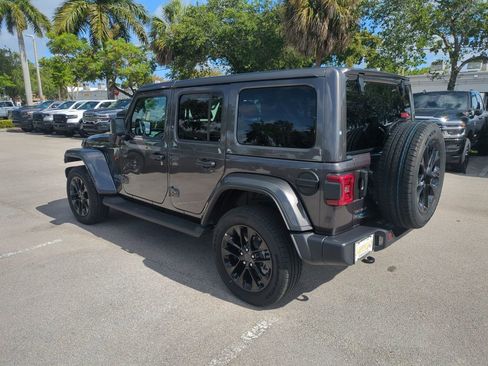 Used 2025 Jeep Wrangler Unlimited Sahara AWD/4WD image 8