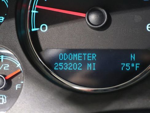 Used 2011 GMC Yukon XL SLT w/ SLT-2 Equipment Package AWD/4WD image 31