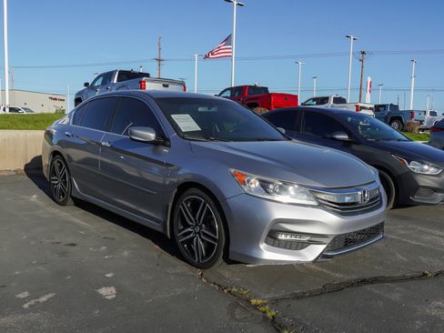 Used 2017 Honda Accord Sport image 2
