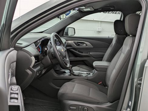 Used 2023 Chevrolet Traverse LT image 3
