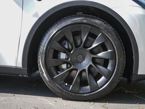 Used 2021 Tesla Model Y Long Range AWD/4WD image 9