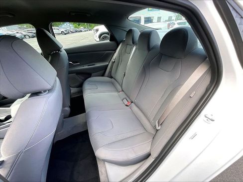 Used 2025 Hyundai Elantra SE FWD image 25