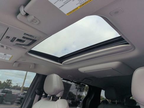 Used 2025 Toyota Sienna XLE w/ XLE Plus Package FWD image 28