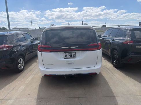 Used 2022 Chrysler Pacifica Touring-L FWD image 5