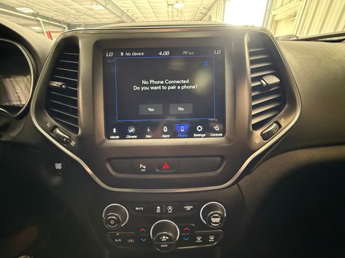 Used 2020 Jeep Cherokee Trailhawk AWD/4WD image 35